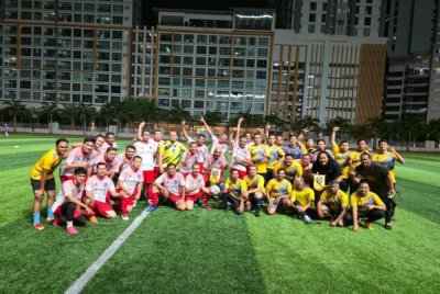 Pasukan JSJ bergambar bersama pasukan CiJA (jersi kuning) selepas tamat perlawanan persahabatan bola sepak di ibu negara pada Rabu.