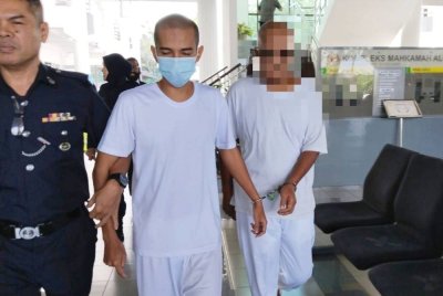 Mohd Fadzly ketika dibawa keluar dari Mahkamah Majistret pada Khamis.