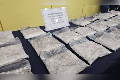 Sebanyak 44 bungkusan plastik dadah dipercayai heroin berjaya dirampas dalam serbuan di Meru Raya pada Selasa.