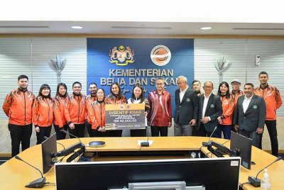 Hannah (lapan dari kiri) bersama skuad boling lelaki dan wanita pada majlis penyampaian insentif di Putrajaya pada Khamis.