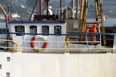 Maritim Malaysia menahan sebuah bot kargo yang membawa muatan bahan api dan gas memasak kerana didapati mengabaikan aspek keselamatan pada Isnin. - Gambar hiasan