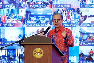 Fahmi Fadzil menyampaikan ucapan pada Majlis Amanat Tahun Baharu 2025 sempena Perhimpunan Bulanan Kementerian Komunikasi di kementerian itu hari ini. - Foto: Bernama