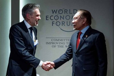 Anwar ketika mengadakan pertemuan dua hala dengan Perdana Menteri Belanda, Dick Schoof, di luar Sidang Kemuncak Tahunan Forum Ekonomi Dunia (WEF) 2025. - Foto: Bernama