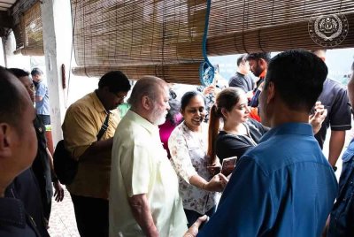 Suasana di Jalan Trus, Bandaraya Johor Bahru bertukar meriah dengan keterujaan orang ramai menyaksikan keberangkatan Sultan Ibrahim.- Foto Facebook Sultan Ibrahim Sultan Iskandar