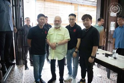 Sultan Ibrahim (dua dari kiri) menyantuni rakyat di Restoran Hua Mui, Johor Bahru pada Khamis.- Foto Facebook Sultan Ibrahim Sultan Iskandar