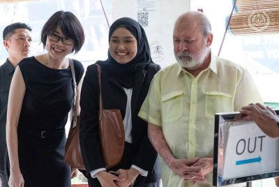 Sultan Ibrahim (kanan) berkenan meluangkan masa bergambar bersama rakyat. - Foto Facebook Sultan Ibrahim Sultan Iskandar.