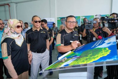 Amirudin (tiga dari kiri) melancarkan SHP Batang Kali pada Khamis.