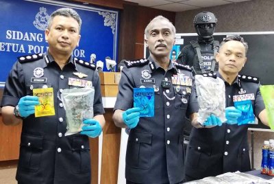 Kumar (tengah) menunjukkan sebahagian dadah dirampas.