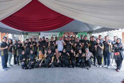 Yusran Shah (tengah) bergambar bersama petugas dalam Program Pengayaan Habitat Harimau Malaya di MTCC, di Lanchang, Pahang pada 21 Januari lalu.