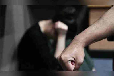 erang dituduh mempunyai kekasih gelap, seorang lelaki bertindak membelasah isterinya dalam kejadian di sebuah kawasan perumahan di Saujana Putra, Sabtu lalu. Gambar hiasan