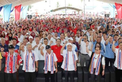 Hajiji (tiga dari kanan) pada Program Jelajah Sayangi Sabah Zon 6 di Dataran Keningau.
