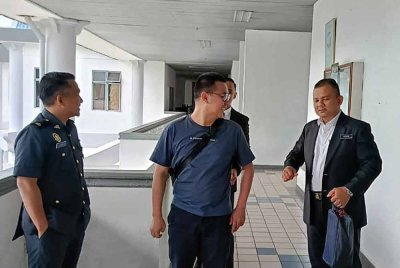 Hock Sheng (tengah) didenda RM7,000 oleh Mahkamah Sesyen di sini, pada Khamis.