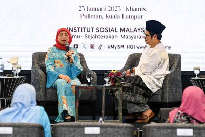 Nancy (kiri) bercakap ketika Program Bicara Eksekutif Siri 1/2025 "Cabaran Menuju Ke Puncak Kepimpinan” bersempena dengan Program Sanjungan Ilmu Anjuran Institut Sosial Malaysia (ISM) pada Khamis. Foto Bernama