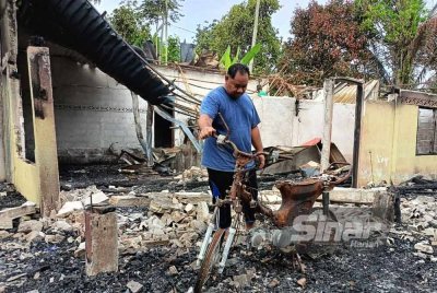 Adnan menunjukkan keadaan kebakaran yang berlaku sebelum ini.