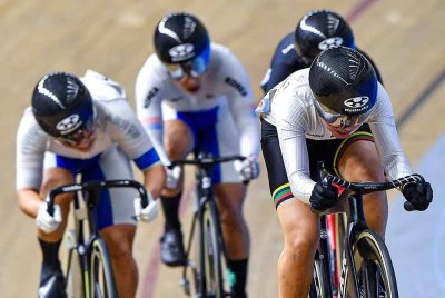 Nurul Izzah Izzati (depan) mendahului pelumba lain ketika bersaing melalui acara Keirin Elit Wanita pada perlumbaan Siri Trek ASEAN 2025 Piala Presiden 3 di Velodrom Nasional Nilai, pada Khamis. Foto Bernama