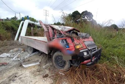 Keadaan lori terlibat dalam kemalangan tersebut. - Foto IPD Kota Tinggi
