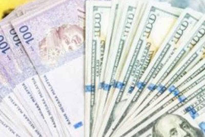 Ringgit ditutup rendah berbanding dolar AS pada Khamis. Gambar hiasan