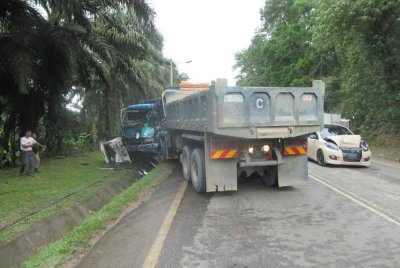 Empat cedera dalam kemalangan melibatkan sembilan kenderaan di Jalan Senai-Seelong, pada pagi Khamis. Foto IPD Kulai