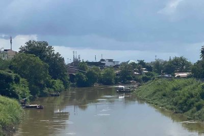 Tindakan tegas pihak berkuasa menutup laluan haram di sempadan Malaysia-Thailand di Rantau Panjang memaksa pemilik jeti haram memindahkan operasi mereka ke negara jiran sejak dua hari lepas. Foto fail