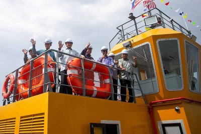 Ahmad (tiga, kiri) bergambar bersama Feri Sri Tanjong l pada Majlis Peluncuran Feri Jabatan Kerja Raya (JKR) untuk tujuan Ujian dan Latihan di Jicore Group Incorporated (M) Sdn Bhd pada Khamis. Foto Bernama