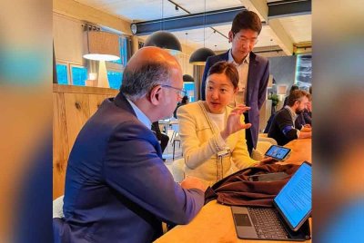 Gobind (kiri) berbincang bersama Ying Ying pada luar acara WEF 2025 di Davos, Switzerland pada Khamis. Foto Facebook Gobind