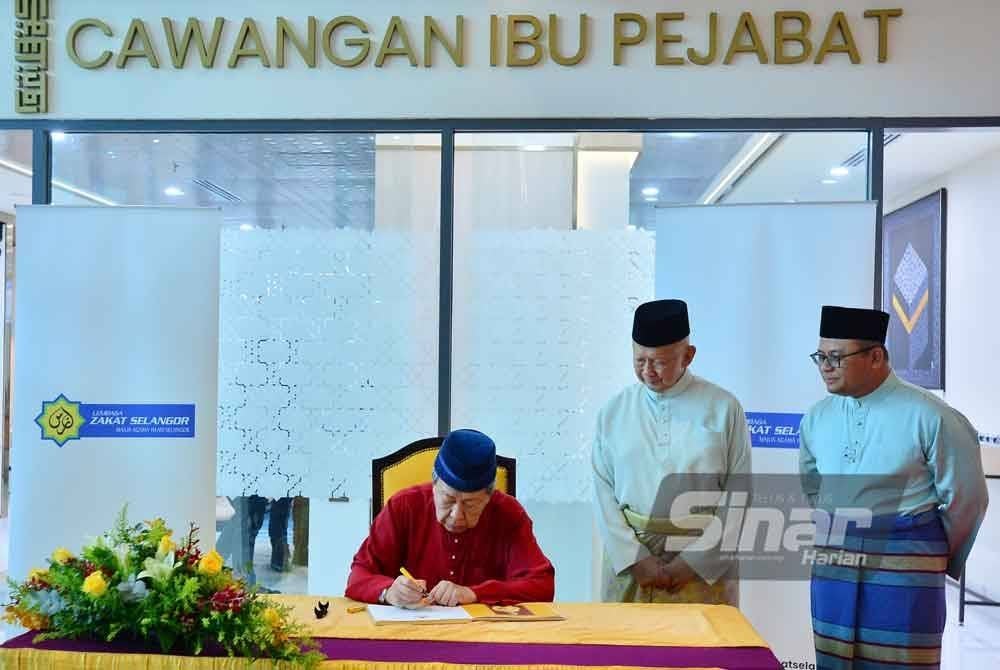 Sultan Sharafuddin berkenan mencemar duli menandatangani buku tetamu rasmi LZS dalam Majlis Perasmian Menara Zakat Sultan Idris Shah pada Khamis. Foto SINAR HARIAN/ASRIL ASWANDI SHUKOR