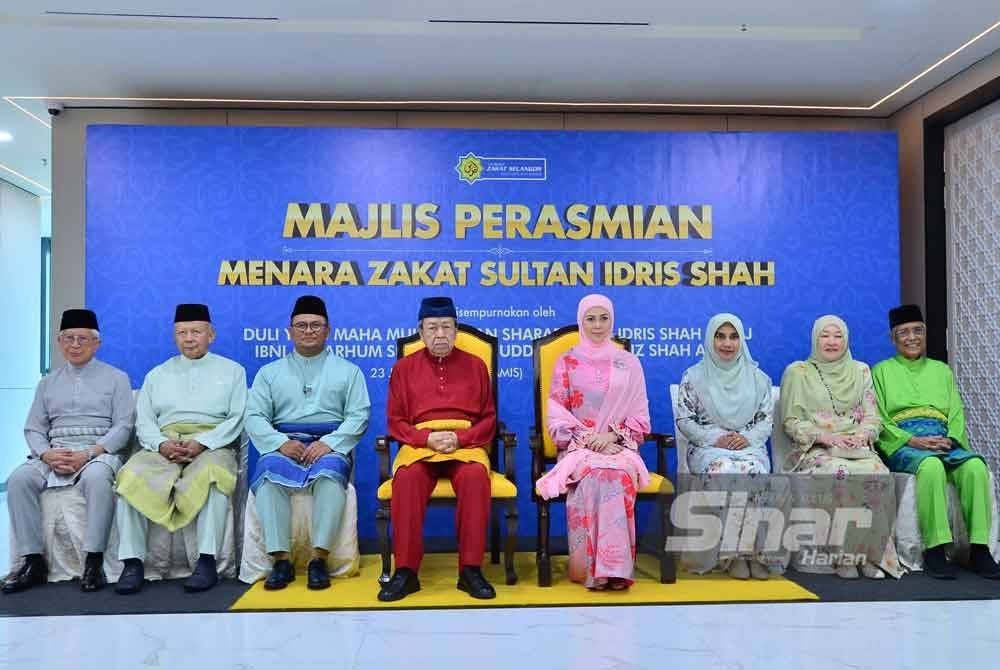 Sultan Sharafuddin dan Tengku Permaisuri Norashikin berkenan mencemar duli bergambar di Majlis Perasmian Menara Zakat Sultan Idris Shah dengan diiringi Syed Anwar (dua dari kiri) serta Amirudin pada Khamis. Foto SINAR HARIAN/ASRIL ASWANDI SHUKOR