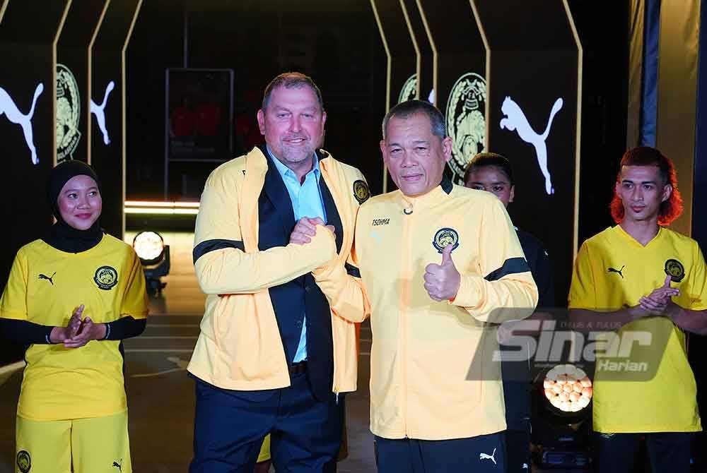 Presiden FAM, Tan Sri Hamidin Mohd Amin bersama Cklamovski semasa pelancaran jersi Harimau Malaya. Foto SINAR HARIAN/MOHD HALIM ABDUL WAHID