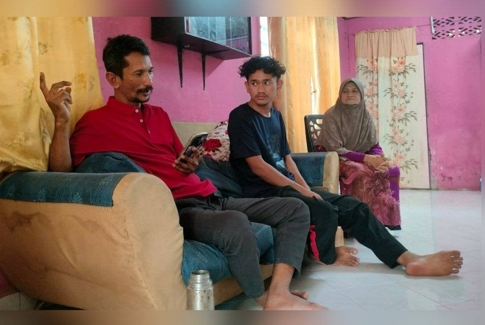 Mohd Aiman mendengar perkongsian bapanya mengenai kejadian menimpa mereka yang hanyut ketika merawai ikan di perairan Pulau Payar, Kedah.