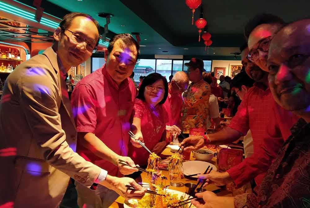 Dari kiri: Nigel, Sze Yee dan Wendy meraikan Majlis Makan Malam Tahun Baharu Cina MATTA Cawangan Perak di Hard Rock Cafe di sini pada Khamis.