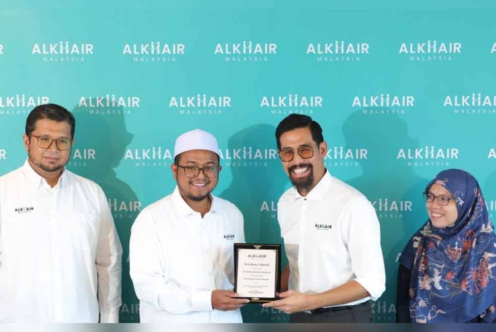 Dari kiri: Mohd Luqmanulhakim, Azfar, Don Daniyal dan Norhana sewaktu majlis menandatangani Memorandum Persefahaman (MoU) Duta Kebaikan Alkhair yang baharu.