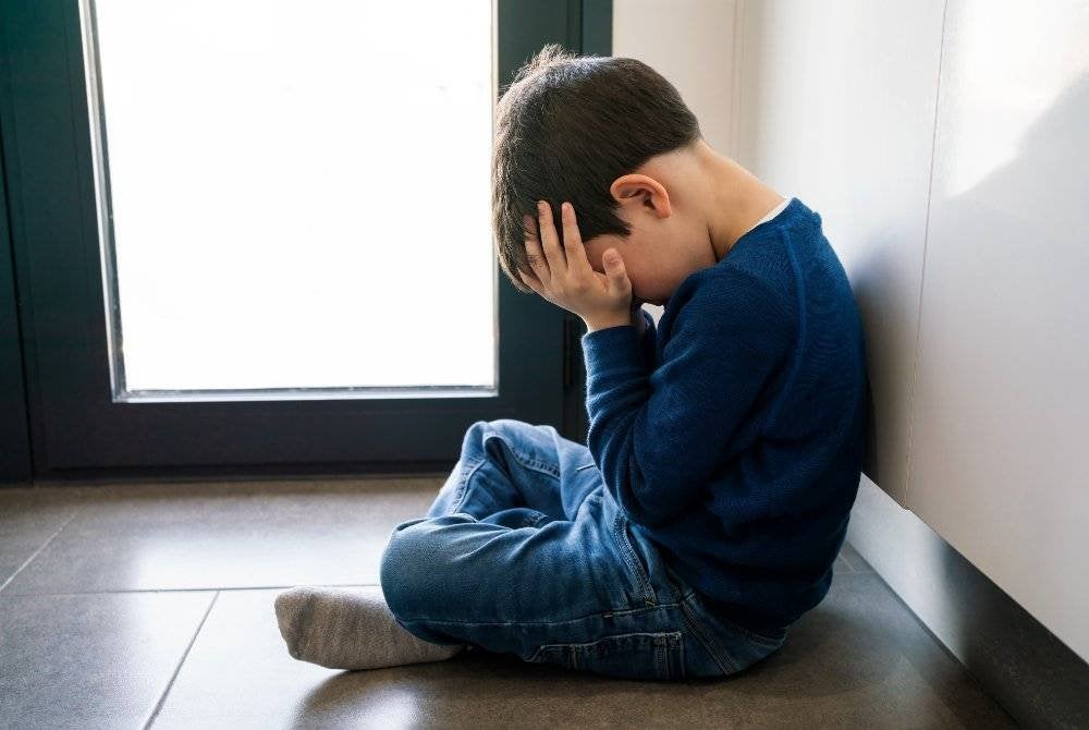 
ANAK-ANAK yang terpalit masalah pergolakan rumah tangga ibu bapanya serta teladan yang tidak baik menyebabkan mereka akan mudah menjadi pembuli atau mudah dibuli. Foto CANVA