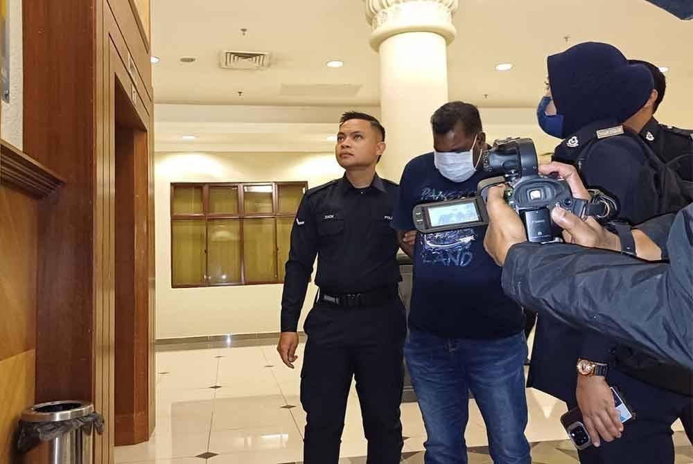 Shanmugan (tengah) didakwa di Mahkamah Sesyen Kuantan pada Jumaat atas dua pertuduhan melibatkan amang seksual bukan fizikal terhadap remaja lelaki dan memiliki bahan lucah. FOTO: SINAR HARIAN