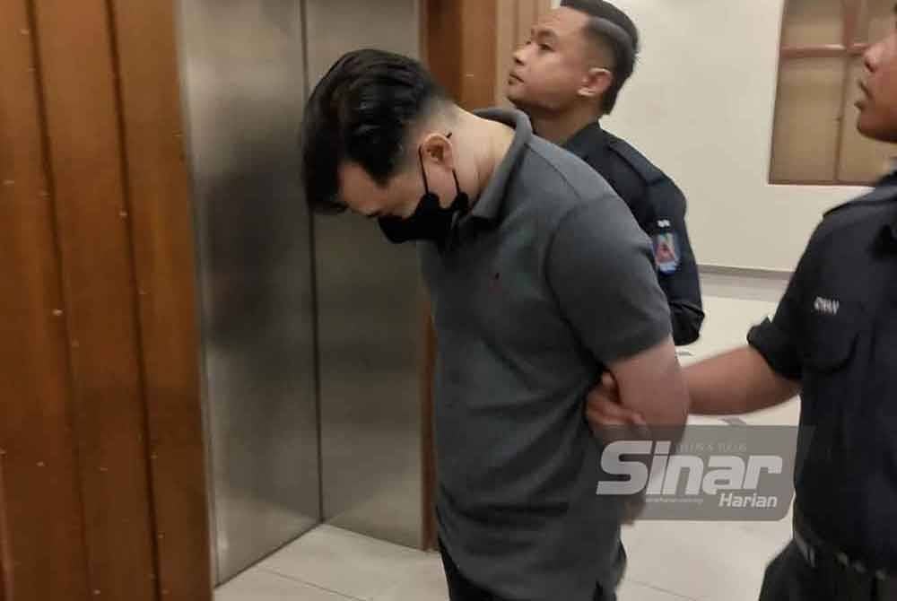 Wan Ahmad Al Hafiz (tengah) mengaku bersalah di Mahkamah Majistret Kuantan pada Jumaat atas pertuduhan memiliki 47 laras senjata tiruan pelbagai model dan peluru tiruan. FOTO: SINAR HARIAN.