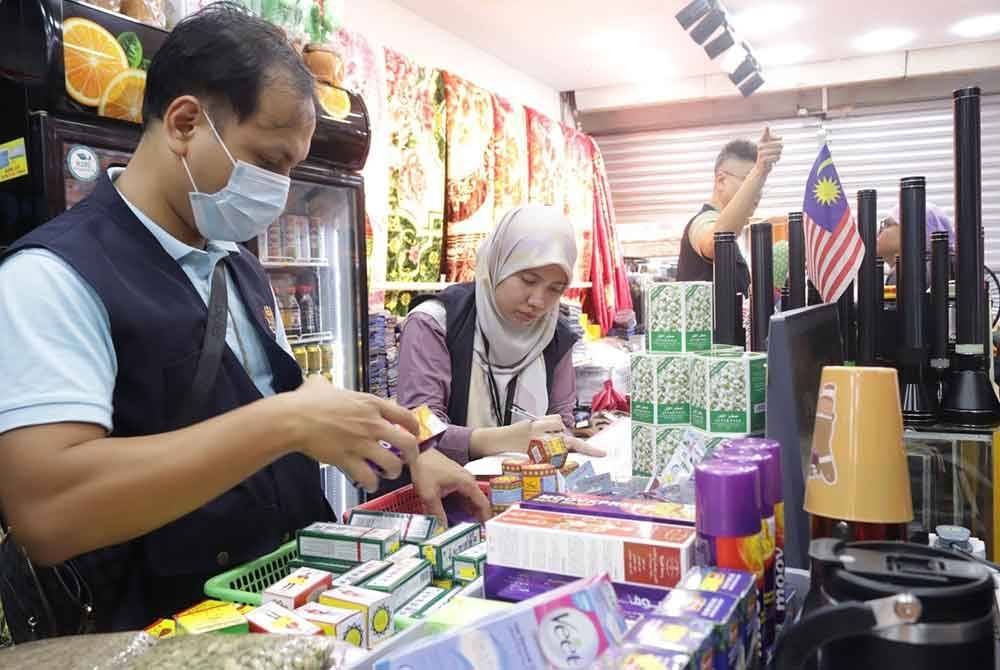 Pasukan operasi khas JIM memeriksa premis yang dijadikan lokasi pengoperasian doktor palsu melibatkan warganegara Bangladesh di sekitar Kuala Lumpur pada Khamis. - Foto JIM