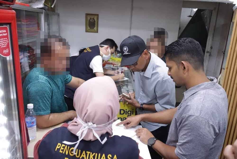Pasukan operasi khas JIM memeriksa premis yang dijadikan lokasi pengoperasian doktor palsu melibatkan warganegara Bangladesh di sekitar Kuala Lumpur pada Khamis. - Foto JIM