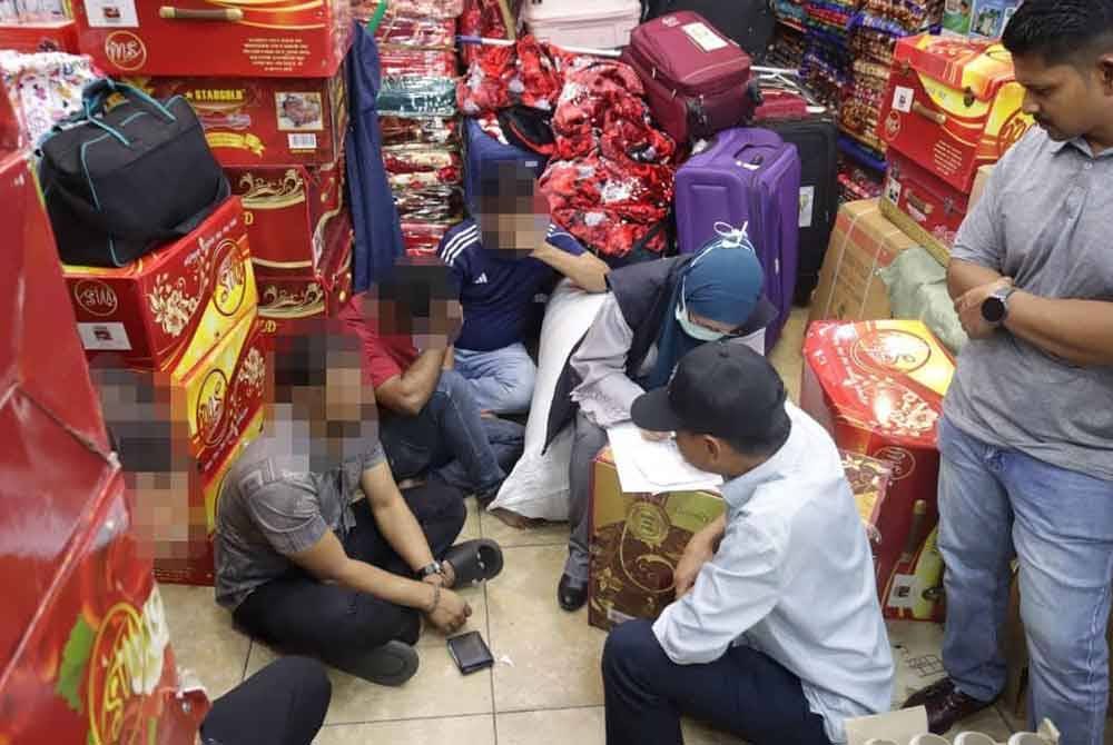 Pasukan operasi khas JIM menyoal suspek yang dipercayai terlibat menyamar sebagai doktor selepas menyerbu 10 buah klinik di sekitar ibu negara pada Khamis. - Foto JIM