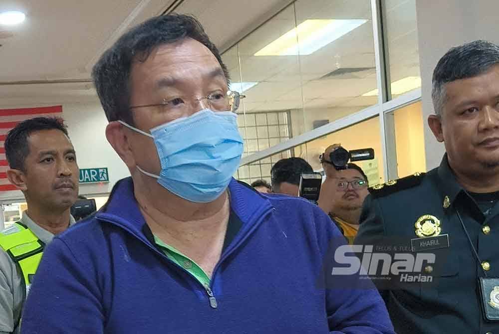 Sarn Yeun (tengah) memakai baju berkolar warna biru, dibawa ke Mahkamah Sesyen Petaling Jaya pada Jumaat, bagi menghadapi pertuduhan menggunakan logo halal dan cap dagangan tanpa kelulusan, pada pelbagai jenis sandwic, dua minggu lalu.