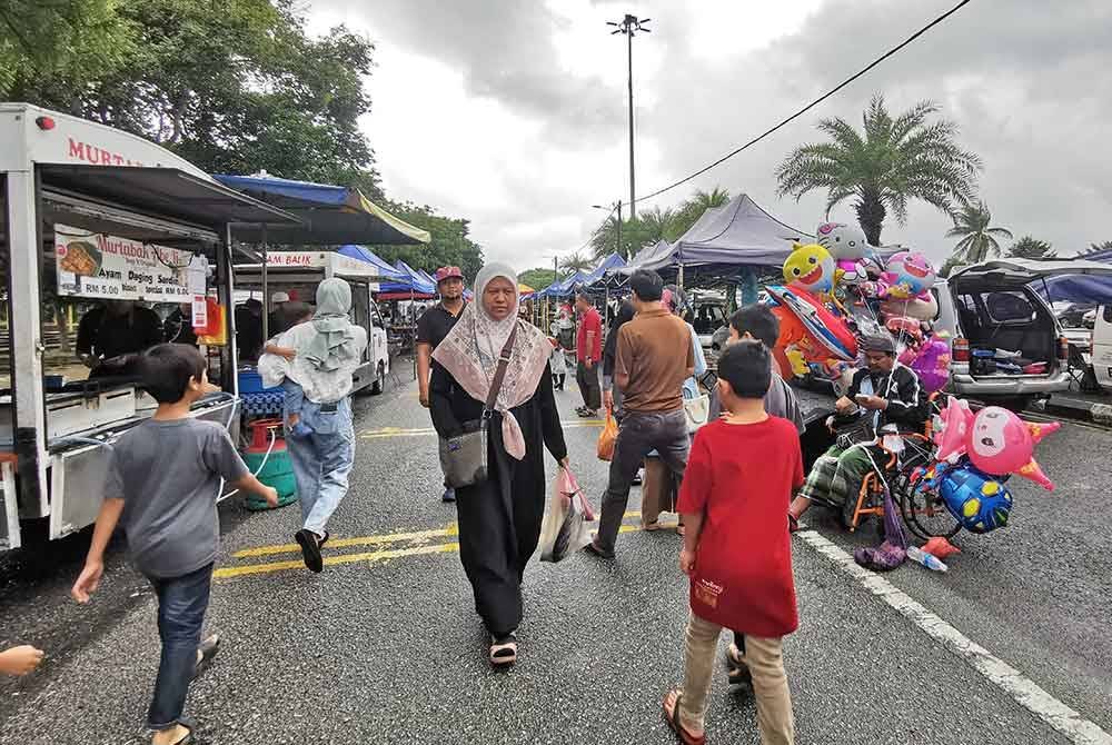 Orang ramai mengunjungi pasar pagi Jalan Padang Astaka, Chukai pada Jumaat.