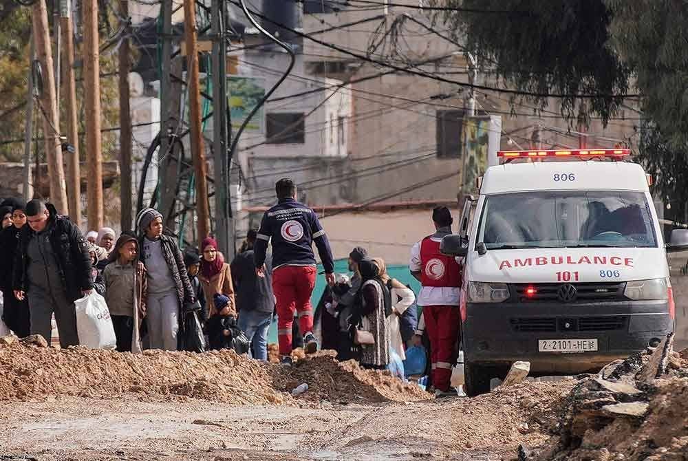 Penduduk membawa barang-barang mereka menggunakan jalan yang sebelum ini dimusnahkan oleh tentera Israel ketika mereka melarikan diri dari kem pelarian Jenin di Tebing Barat yang diduduki dengan bantuan Bulan Sabit Merah Palestin pada 23 Januari tahun lalu. - Foto: AFP