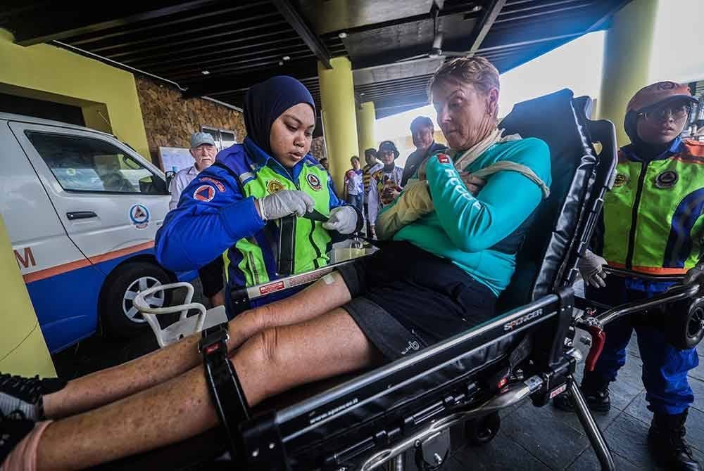 Karen Rowlands mengalami kecederaan selepas kapal layar yang dinaiki pasukannya terbalik dalam kejadian kira-kira jam 11 pagi tadi. - Foto: Bernama