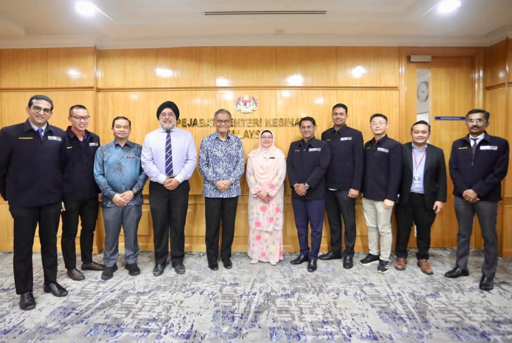 Dr Kalwinder (empat dari kiri) ketika mengadakan pertemuan dengan Dr Dzulkefly (tujuh dari kanan).