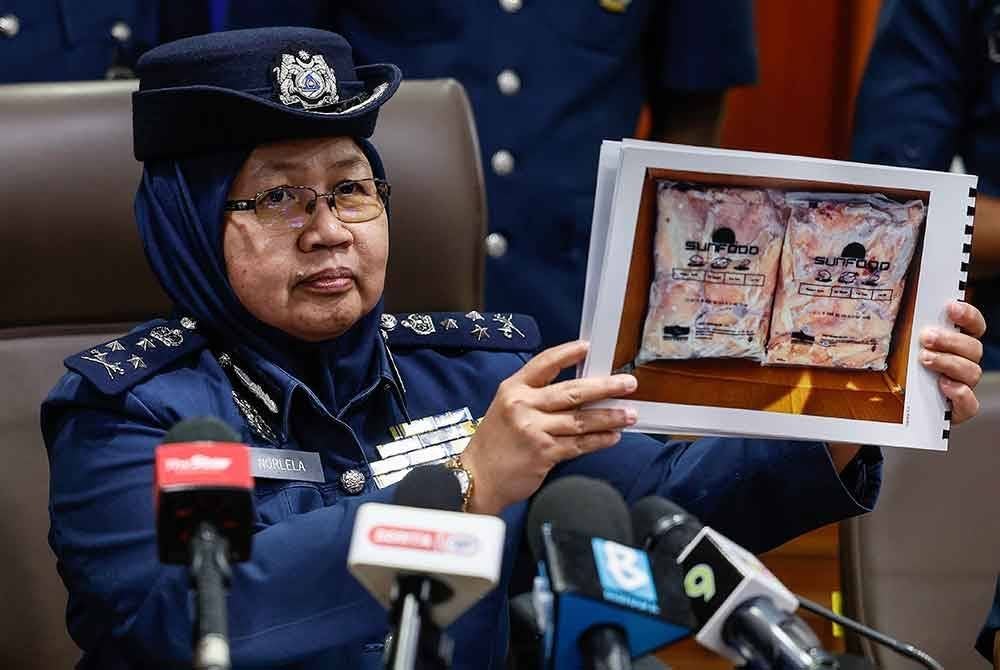 Norlela menunjukkan barangan rampasan pada sidang akhbar mengenai JKDM Zon Tengah Unit II (Selangor) berjaya mematahkan penyeludupan pelbagai komoditi dengan anggaran nilai dan cukai keseluruhan melebihi RM5.21 juta di Pejabat Kastam Selangor Pelabuhan Utara hari ini. - Foto: Bernama