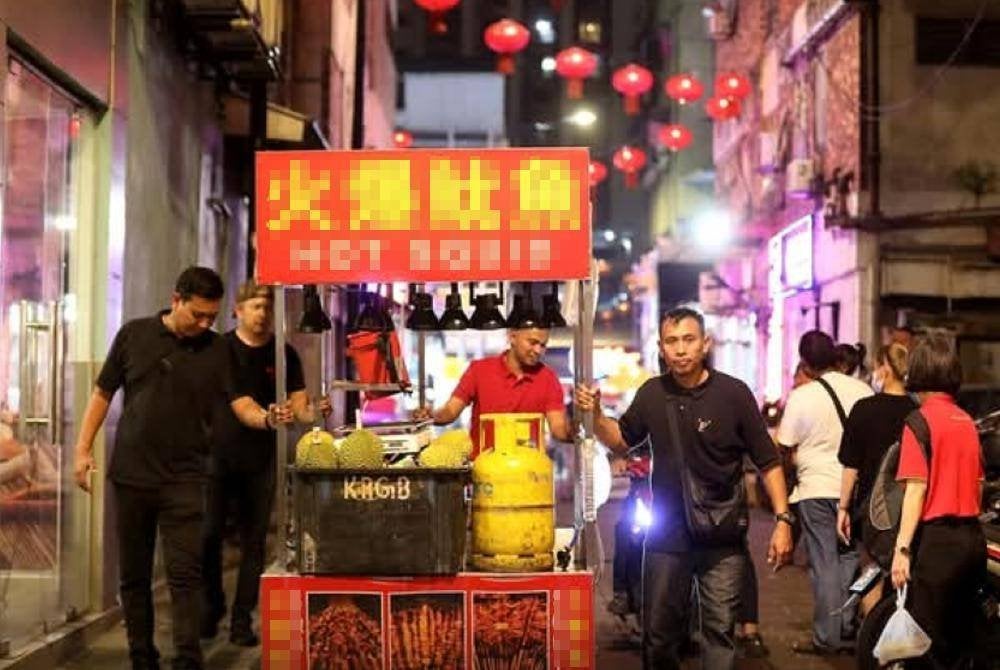 Sebanyak lapan unit barangan perniagaan turut dikenakan tindakan sita serta-merta. - Foto DBKL