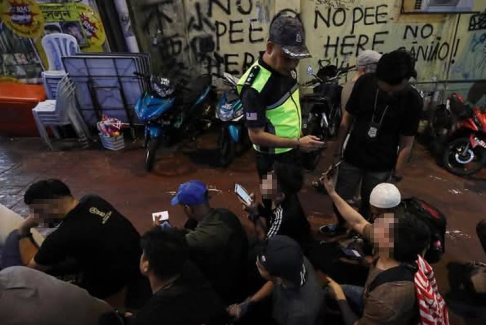 DBKL mengeluarkan enam notis kompaun kepada pemilik perniagaan di ibu negara kerana menggaji pekerja asing dalam operasi bersepadu di Bukit Bintang - Foto DBKL