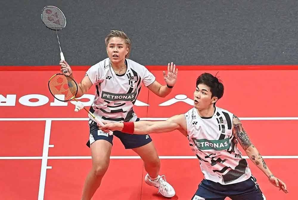 Tang Jie (kiri) dan Ee Wei tumpas kepada pasangan Thailand dalam aksi suku akhir Indonesia Masters di Jakarta pada Jumaat. Foto Agensi.
