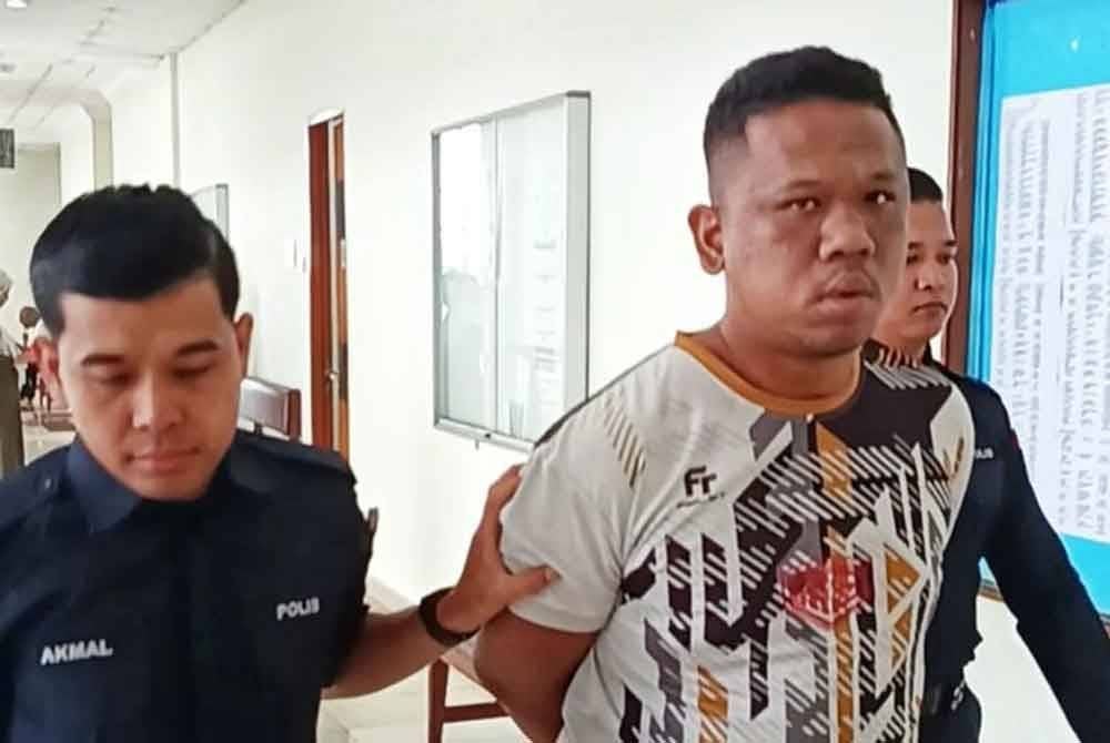 Muhammad Radzi dibawa ke Mahkamah Majistret Klang pada Jumaat, bagi menghadapi satu pertuduhan menipu untuk mendapatkan RM36,050 daripada seorang lelaki, tahun lalu.