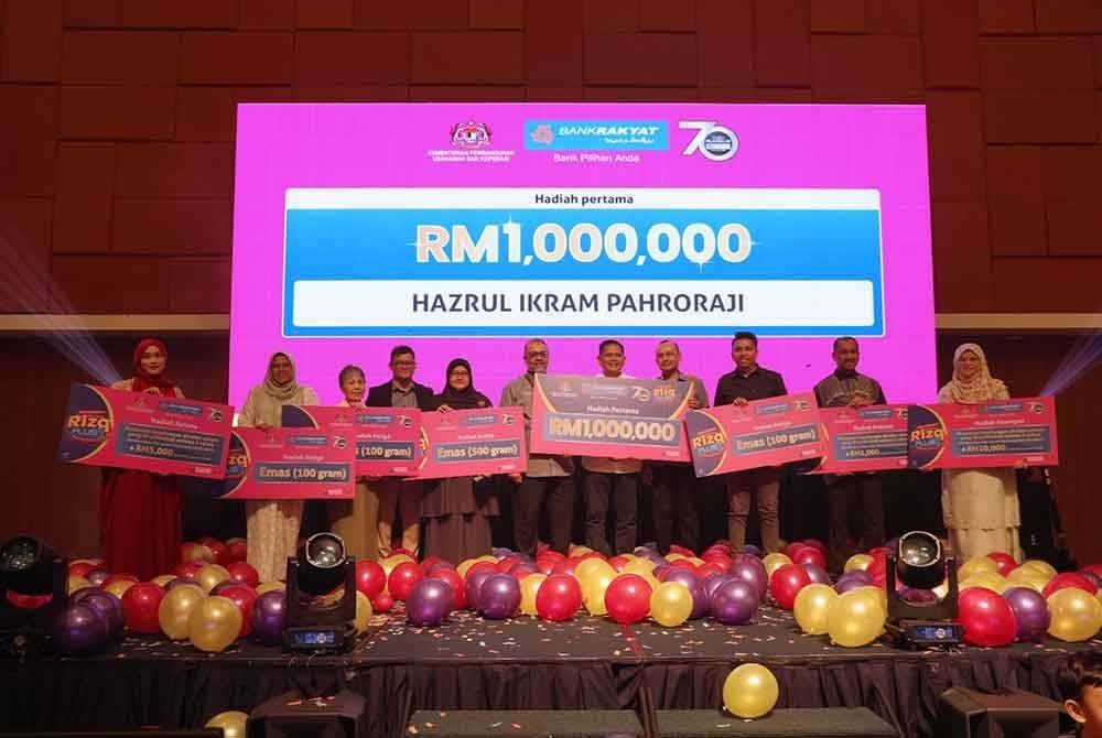 Barisan pemenang Majlis Cabutan Hadiah Utama 2025 Akaun Pelaburan-i Rizq Plus Bank Rakyat diadakan di Menara Kembar Bank Rakyat, Kuala Lumpur.