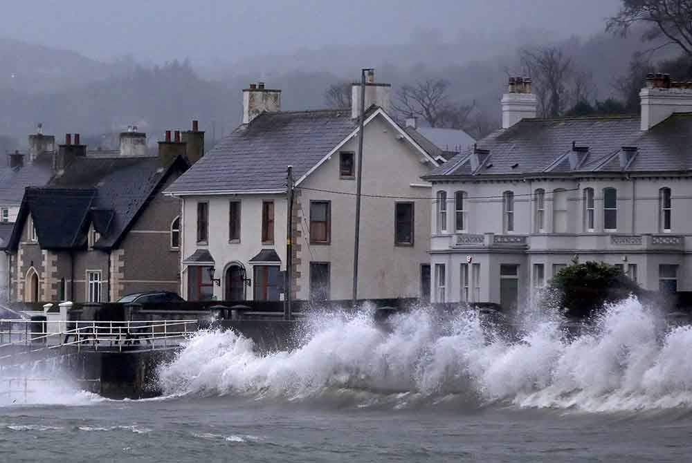 Ombak memecah dinding laut di Carnlough di pantai timur utara Ireland Utara pada awal pagi Jumaat, ketika ribut Eowyn membawa angin 100 mph ke UK dan Ireland - Foto: AFP