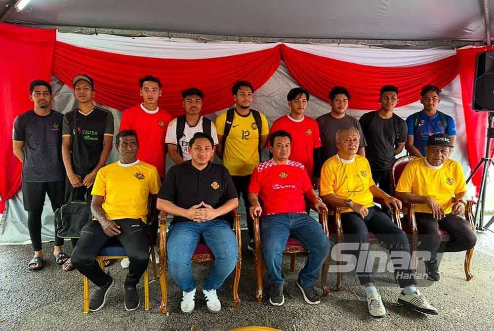 Barisan pengurusan pasukan KRW bergambar dengan pemain-pemain yang menghadiri sesi pemilihan. FOTO SINAR HARIAN-ADILA SHARINNI WAHID.